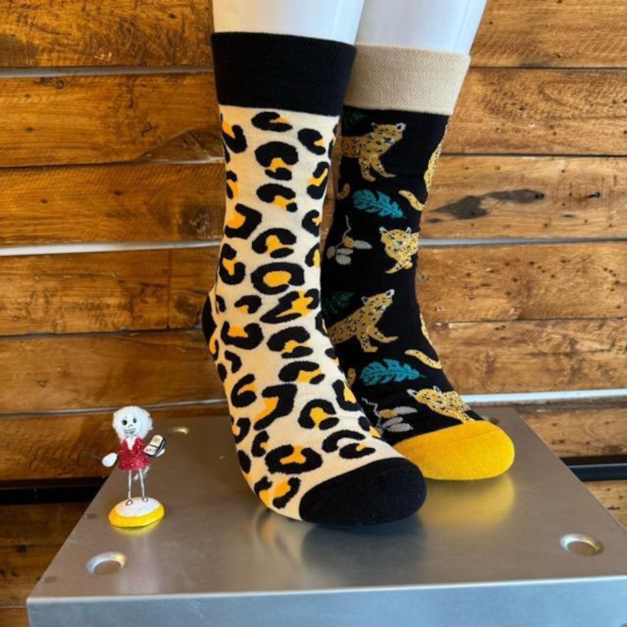 TOPANGA SOCKS Lady's　アシンメトリーヒョウソックス　靴下　レディースソックス　クルーソックス　ヒョウ　ヒョウ柄　ネコ科　アジア　アフリカ　プチギフト