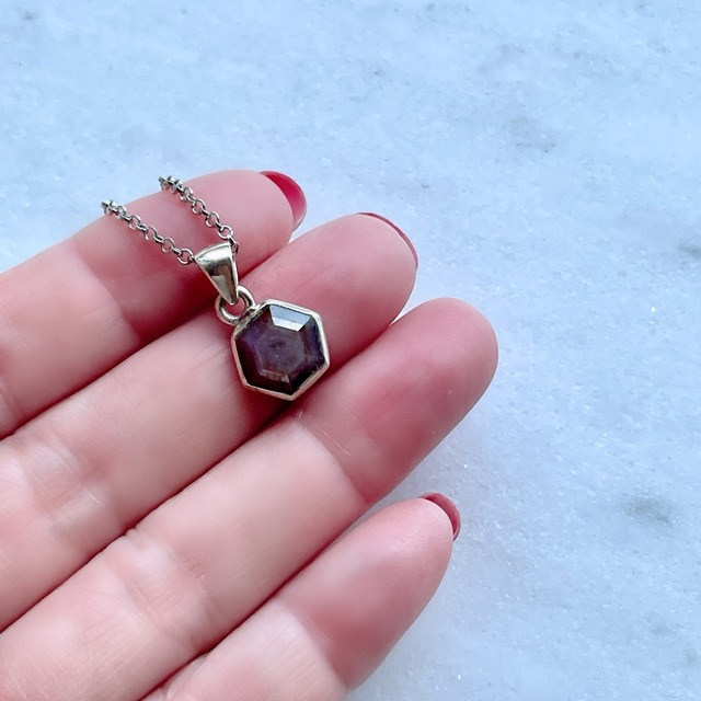 【モンサンミシェルにてアチューメント】【超美石】非加熱　ルビー　ペンダント（金具はシルバー色）　7269