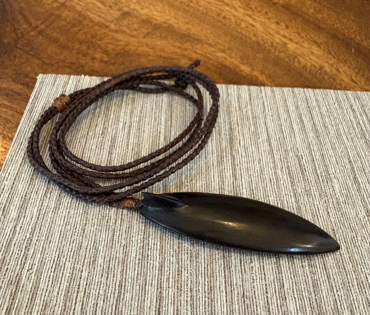 黒檀サーフボード紐ペンダント