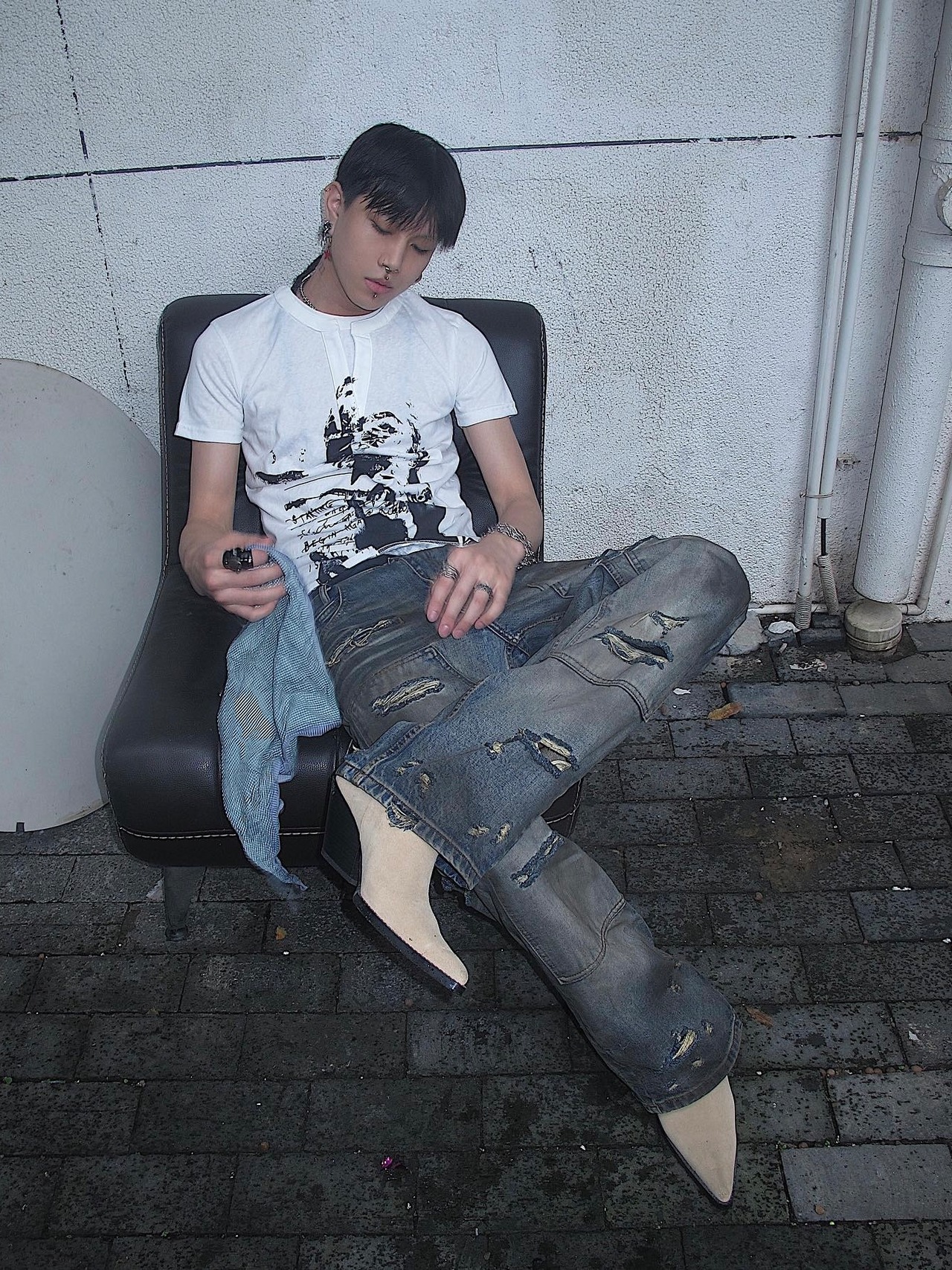 【TH4SWE】Layered V-Neck Graphic T-Shirt