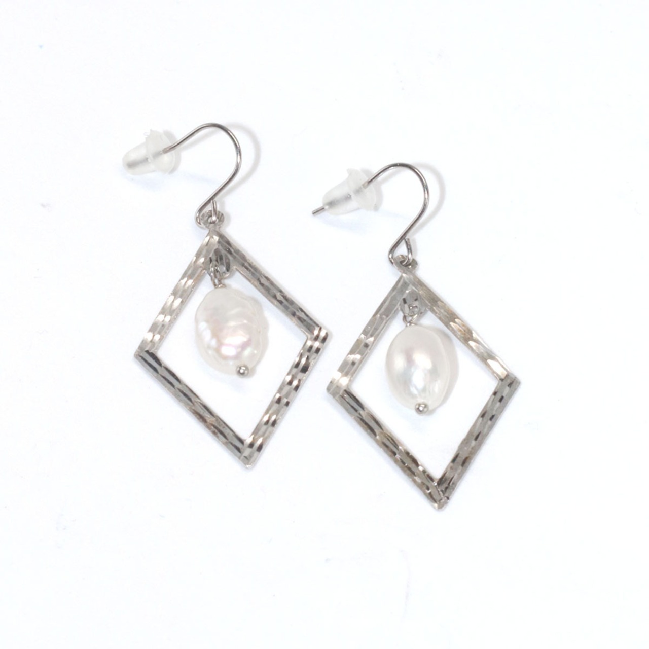 シンプルなカジュアルスタイルとの相性抜群！在庫限り 淡水パール シルバースクエア ピアス mm1000