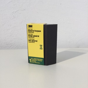 ブロックタイプで握りやすい、パテの研磨材（3Mアングルサンディングスポンジ）