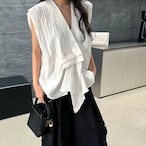 A sleeveless shirt featuring a unique design (ME457)