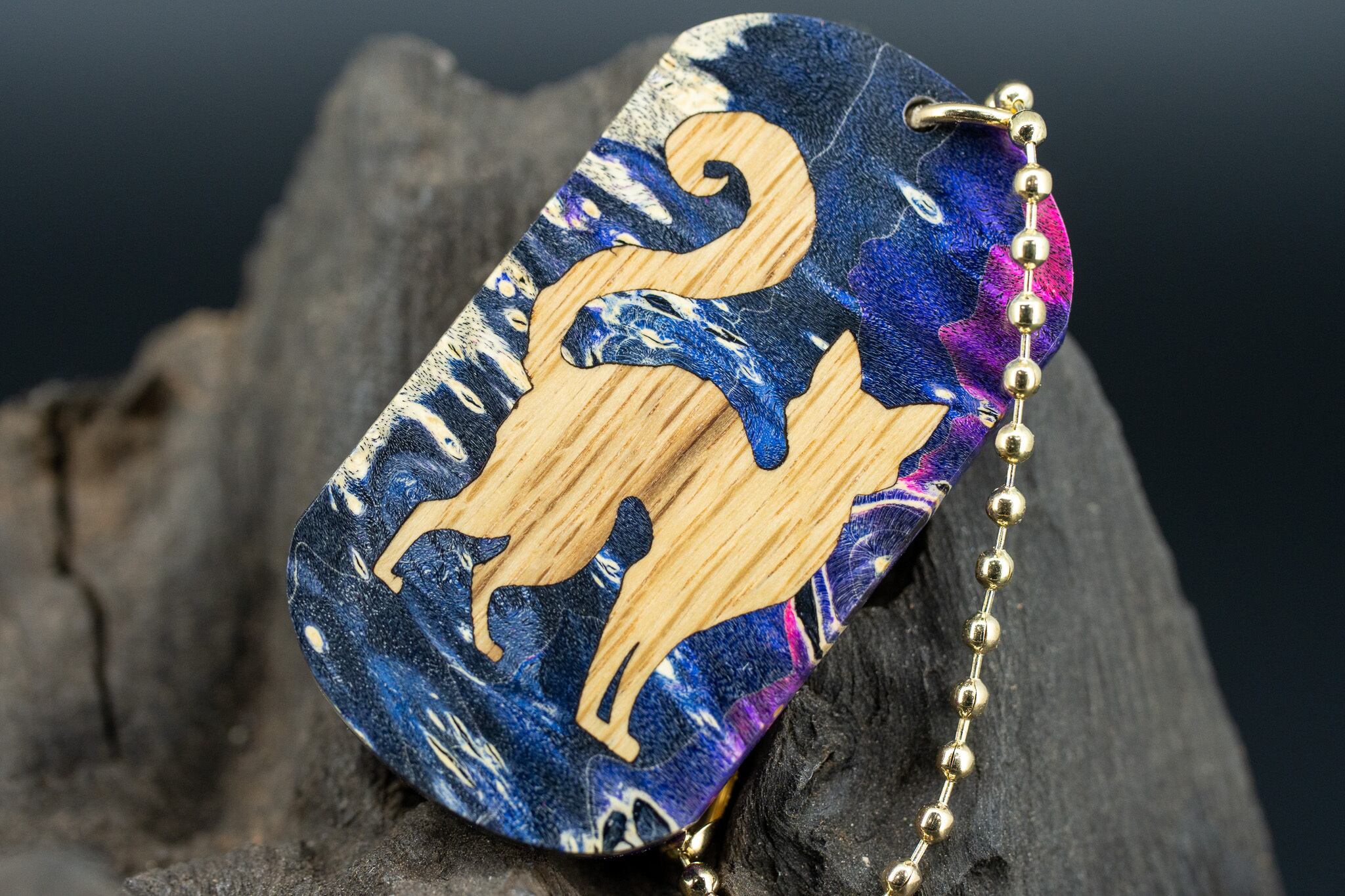 【カナダの象徴】ハードメープル瘤杢 スタビライズウッド ドッグタグ 象嵌 探る視線