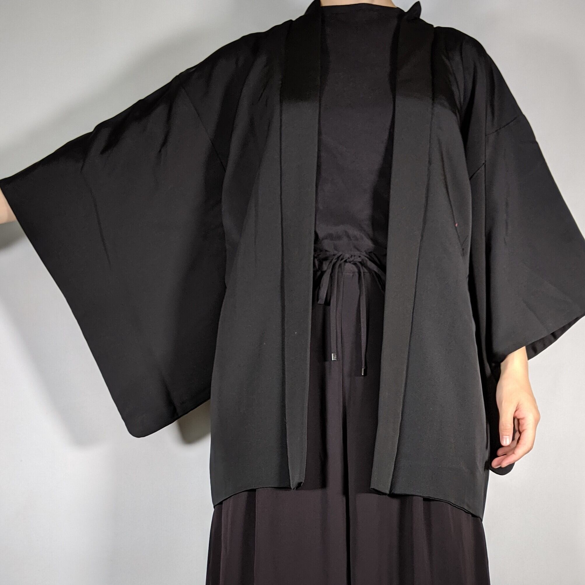 13138】 古着 ヴィンテージ 着物羽織 黒羽織 刺繍 赤 花模様 片輪車  