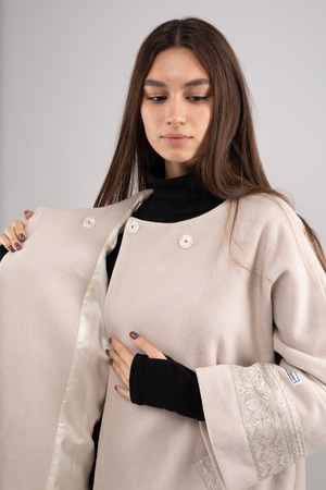 ウクライナ産プレミアムウール100%ジャケットコート（白）平行縫い　シルク手刺繍