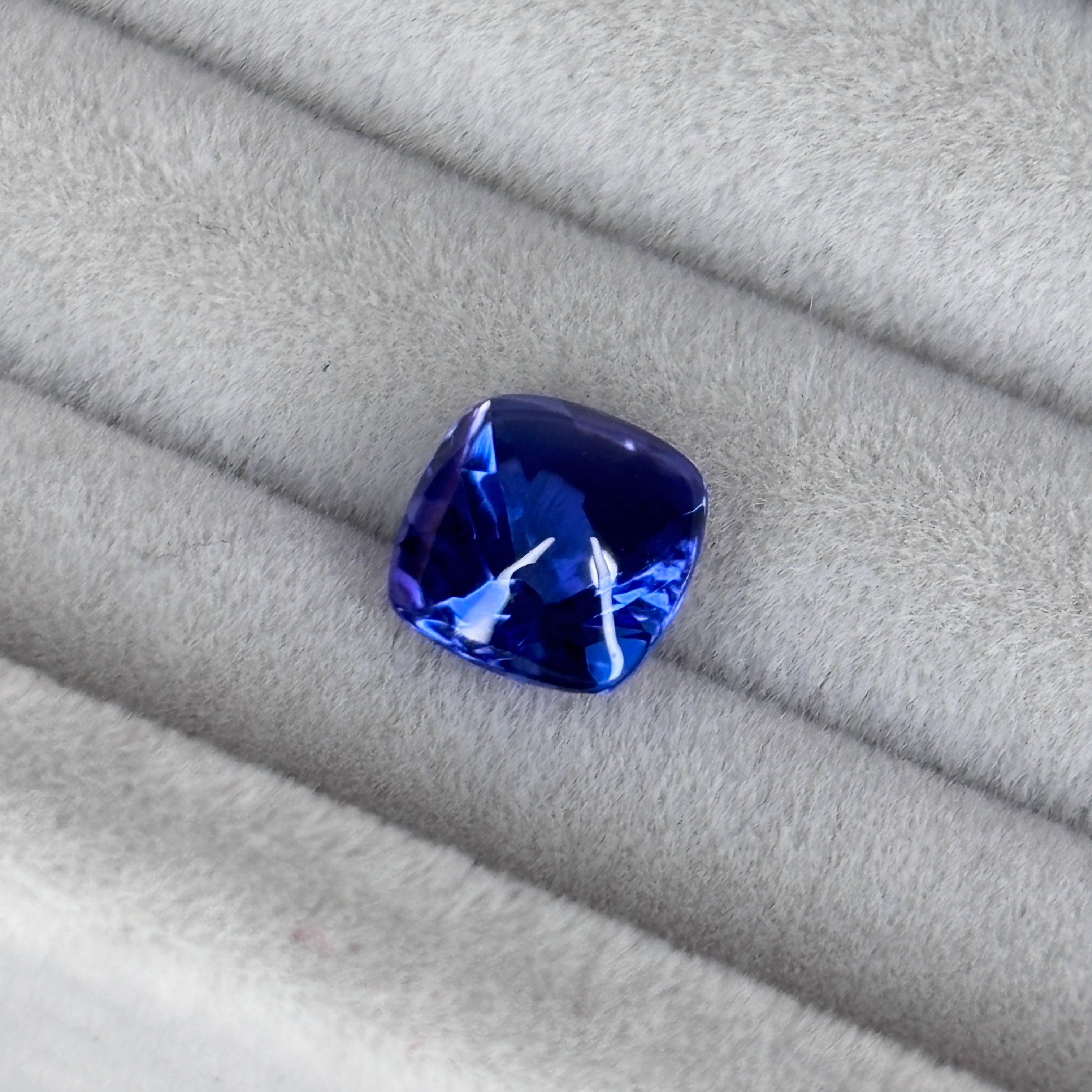 バフトップでぷるぷるなタンザナイト 1.38ct | EnMedel 〔 宝石ルース