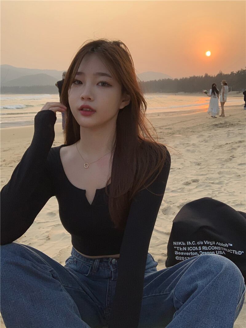 Tシャツ ショートスタイルブラックトップス オータム ロング 秋物 ピュア ブラックストロベリース70457537587