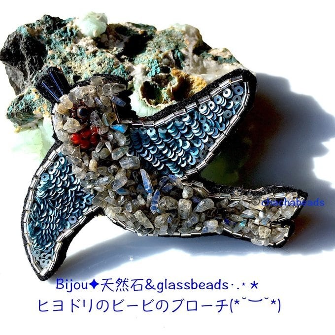 【一点物】✦天然石&ガラスビーズ✦·.庭の訪問者·.⋆ビーズ刺繍のヒヨドリのビービのブローチ·.⋆✦