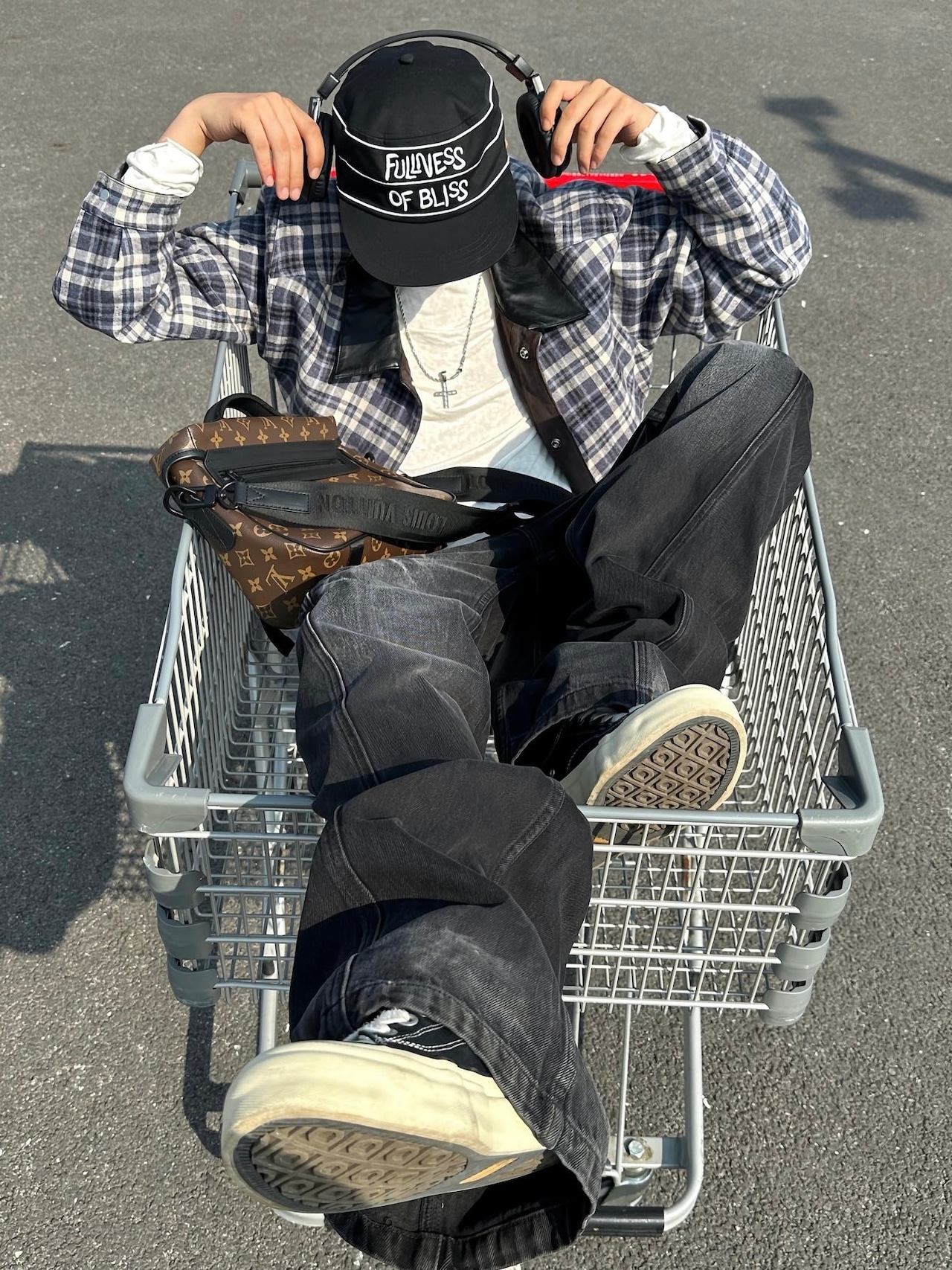 【TH4SWE】Cracked Whisker Washed Flared Jeans