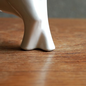力強い一歩を踏み出した、白くてなめらかな馬
