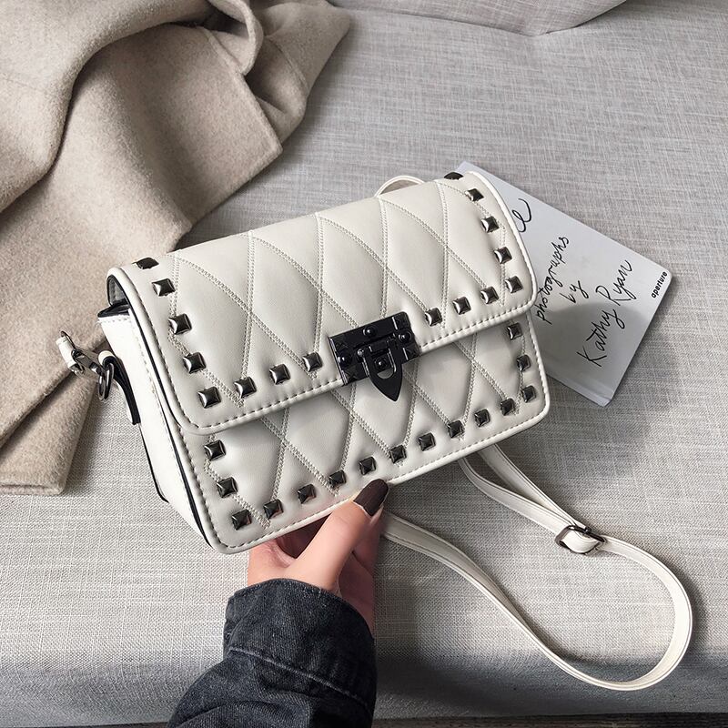 フランスの風合い人気バッグ女性バッグ2020ニューウェーブネットレッドワイルドブロードバンドクロスボディバッグファッション小さなスクエアバッグ Tiancai_Wing_Bag6325544