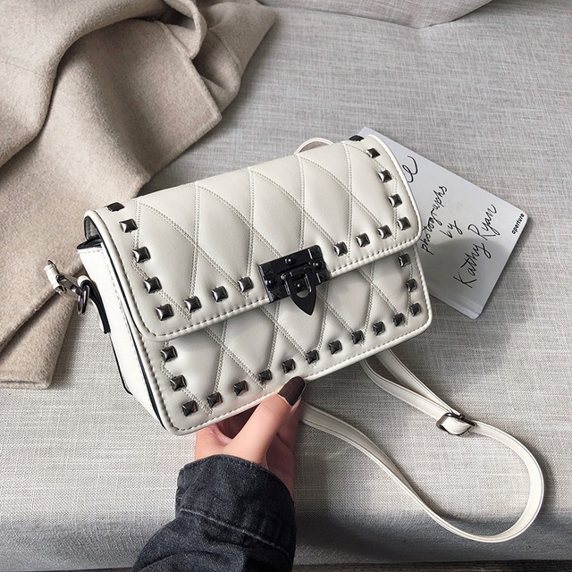 フランスの風合い人気バッグ女性バッグ2020ニューウェーブネットレッドワイルドブロードバンドクロスボディバッグファッション小さなスクエアバッグ Tiancai_Wing_Bag6325544