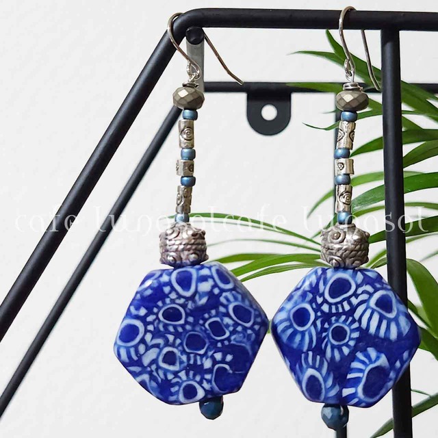 多角形とんぼ玉のピアス インドネシア、ジャワのバティック柄のガラスビーズのピアス 彩り アクセント