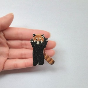 手刺繍ブローチ「レッサーパンダ」 LOUPE