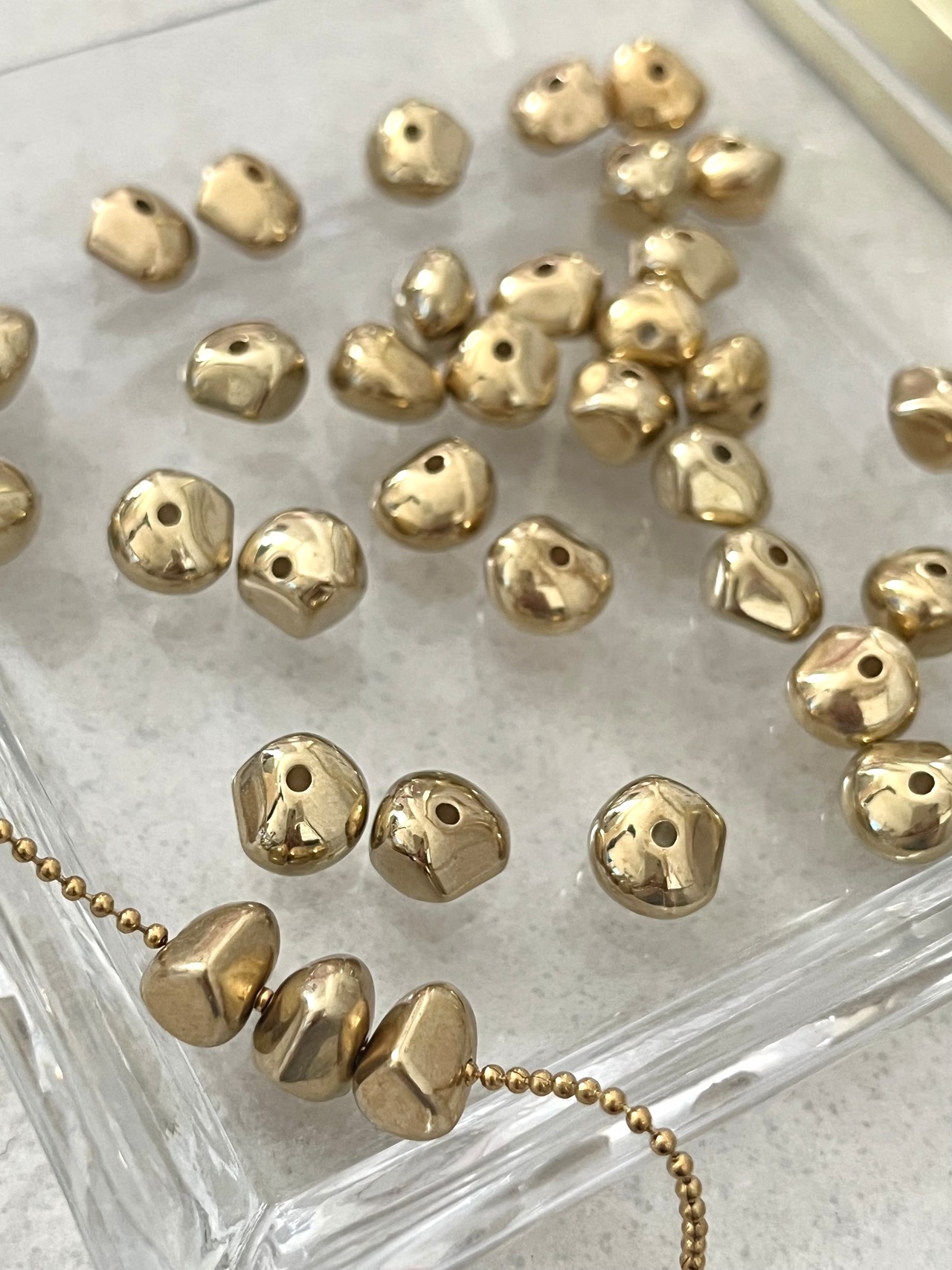 【10個】メタル風ゴールド変形ストーン風アクリルビーズ/スペーサ ー/CCB