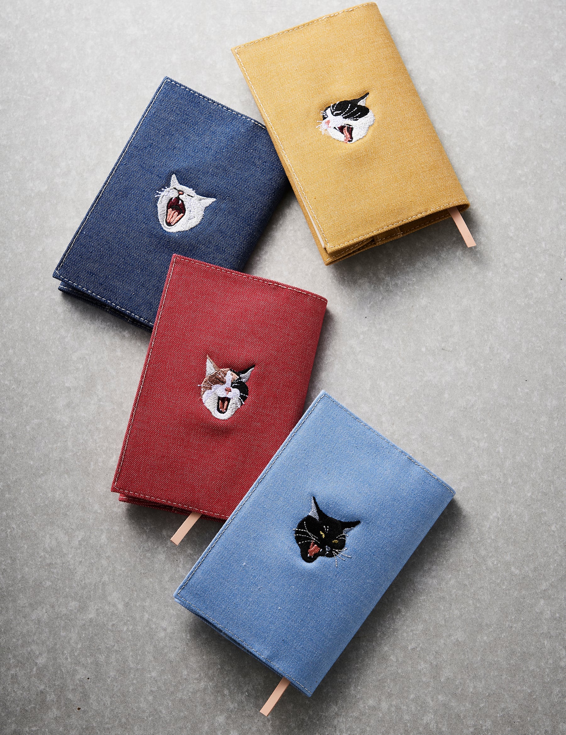 文庫版サイズ】あくびする猫 刺繍 ブックカバー 日本製 | honok