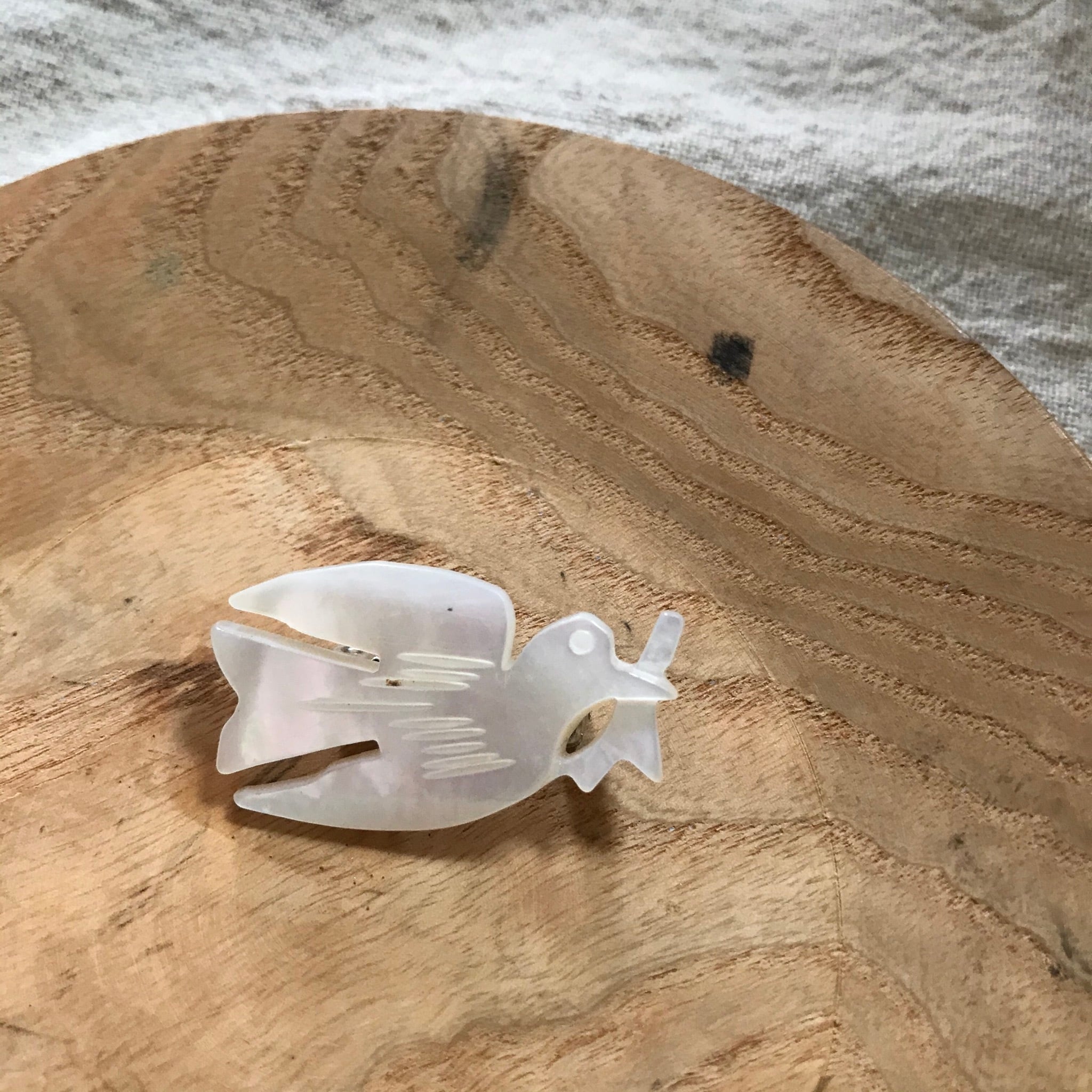 幸せを運ぶ鳥のブローチ