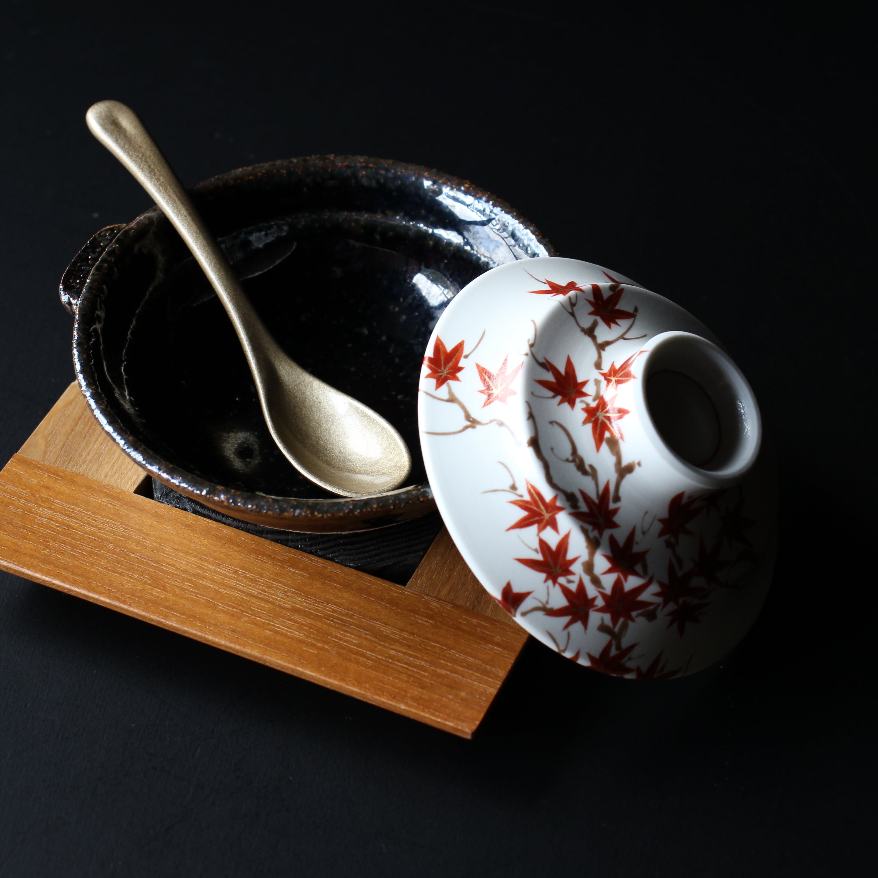 有田焼 五色 目玉焼鍋（台皿付） | 芦屋貴兆陶家 online shop