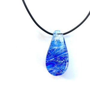 マリンブルーと金銀箔のペンダント