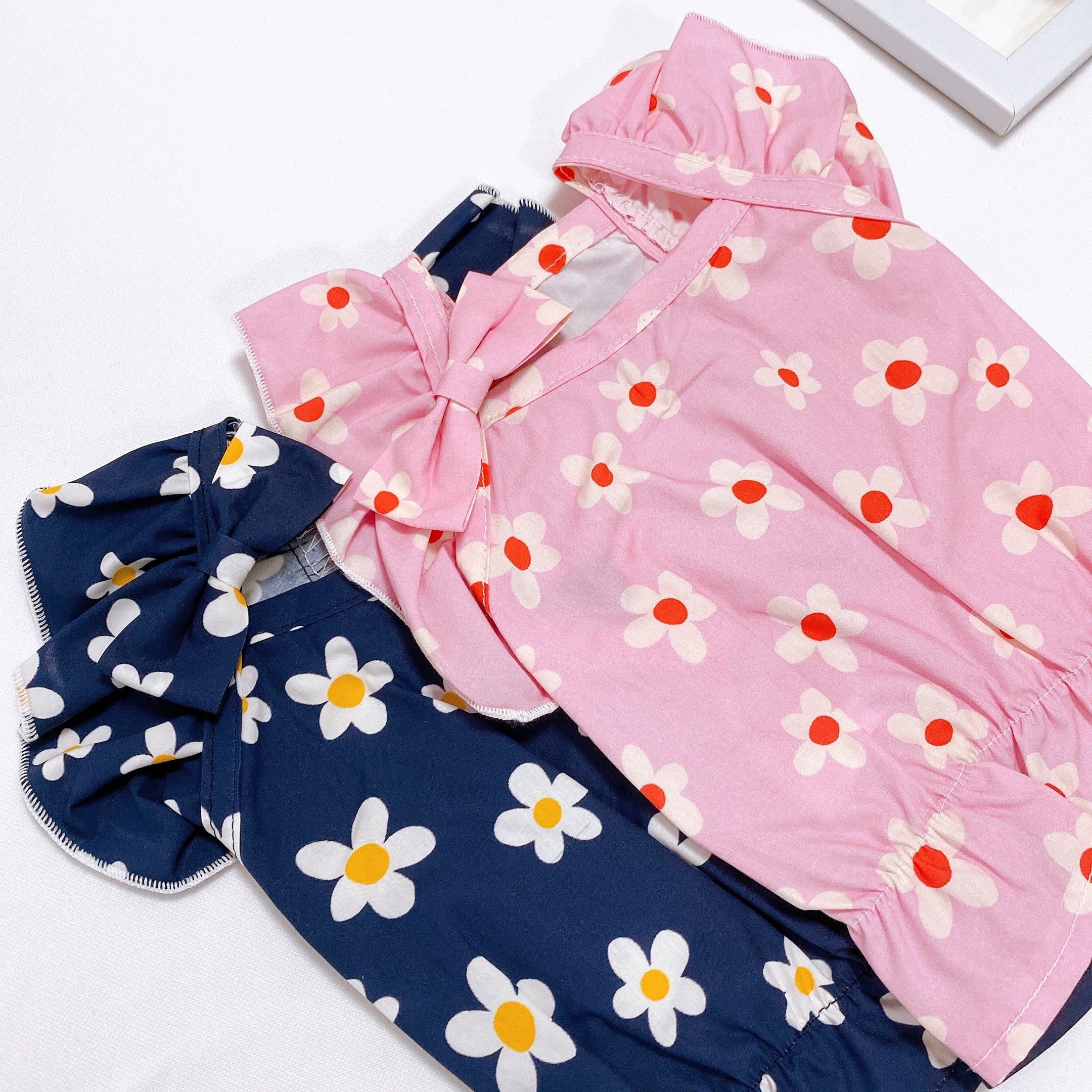 【SALE】 daisy big frill top S ~ XL 2color  /  犬服 新作 夏 フリル ブラウス 小型犬 中型犬 可愛い 犬の服 ドッグウェア 袖なし ヘアピン top136