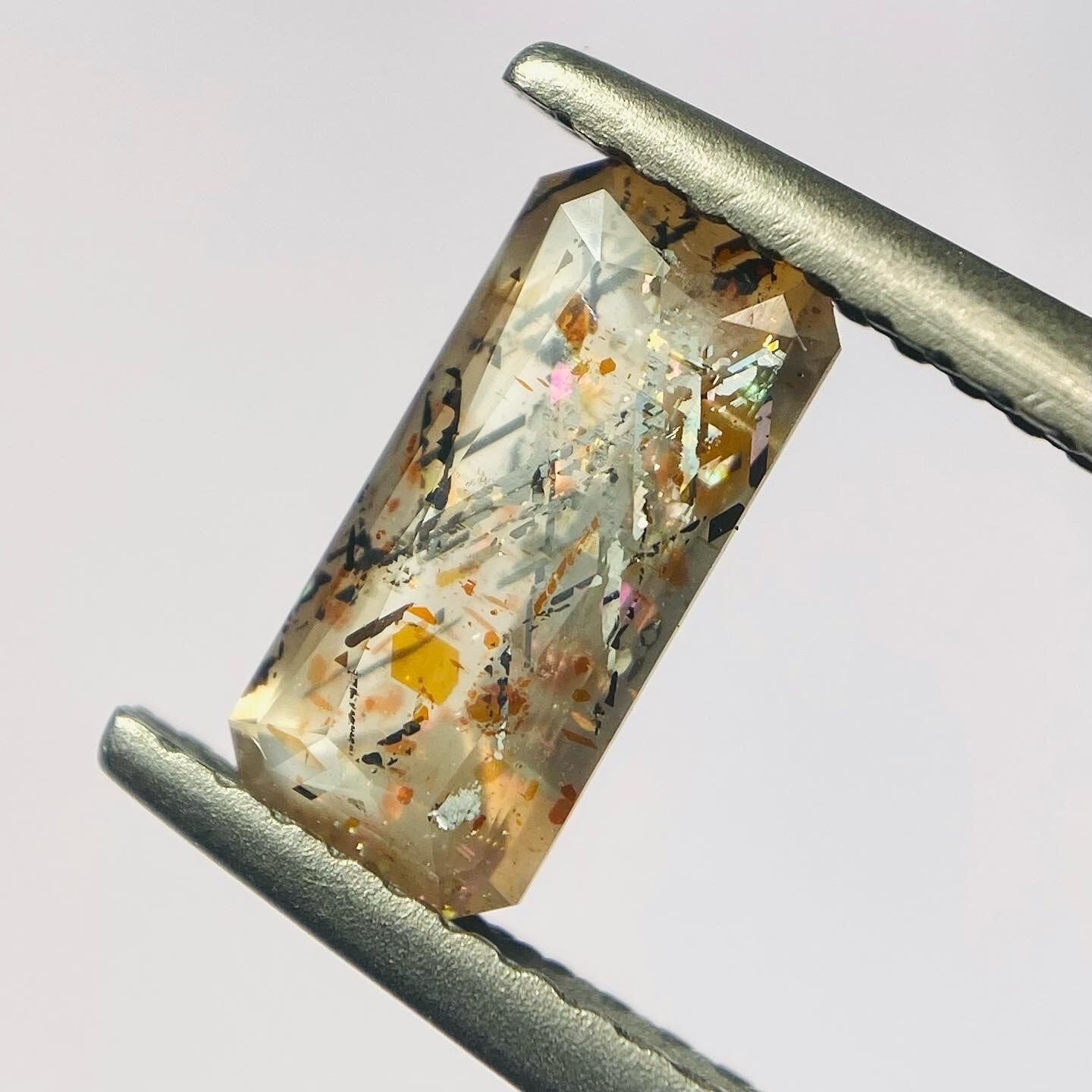 雨にのぼるレインボーラティスサンストーン