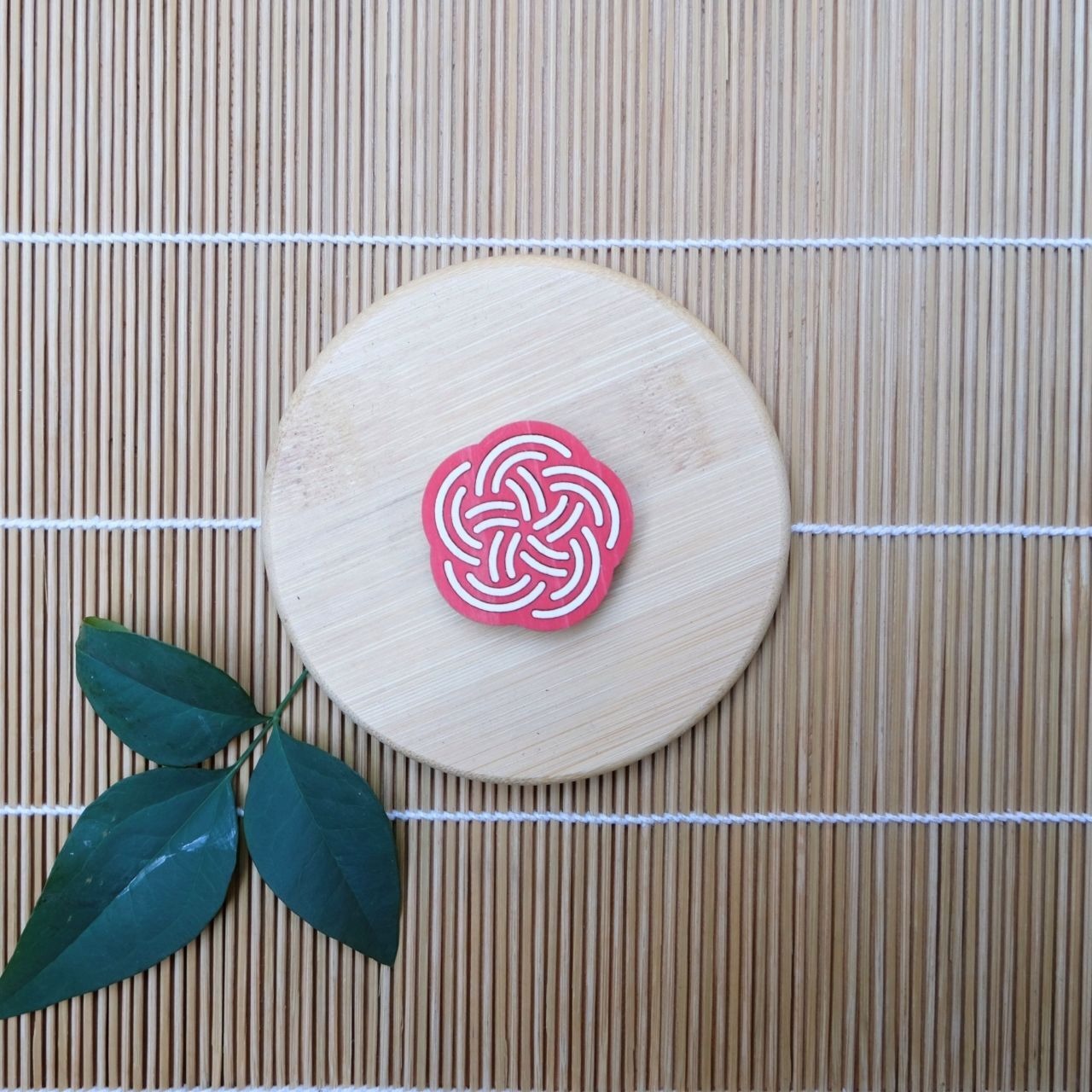 【ひのきマグネット】梅結び 赤 ブローチ メモ留め アートパネル