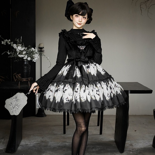 【幻想的な蝶が舞う】ネックレス付き、着回し自在なゴシックティアードジャンパースカート｜天使と悪魔