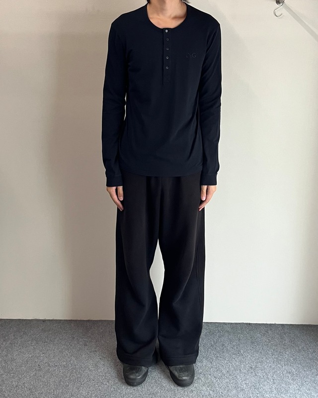 【D&G DOLCE&GABBANA】black henley neck top