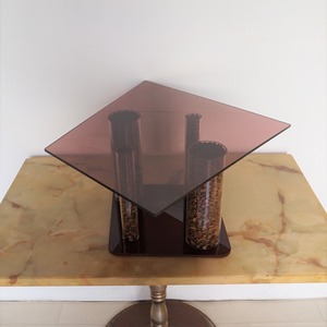 アクリルでできたコーヒー豆のミニテーブル(飾り台)