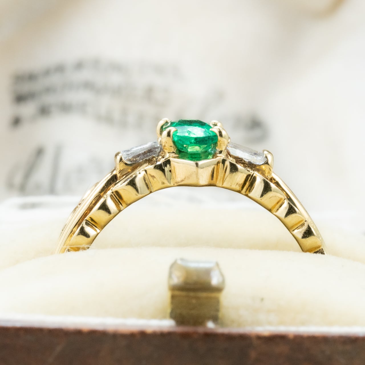 エメラルド リング K18 0.37ct ダイヤモンド 0.44ct リボンデザイン