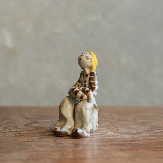 空を見て考え事をする、黄色い頭の少年