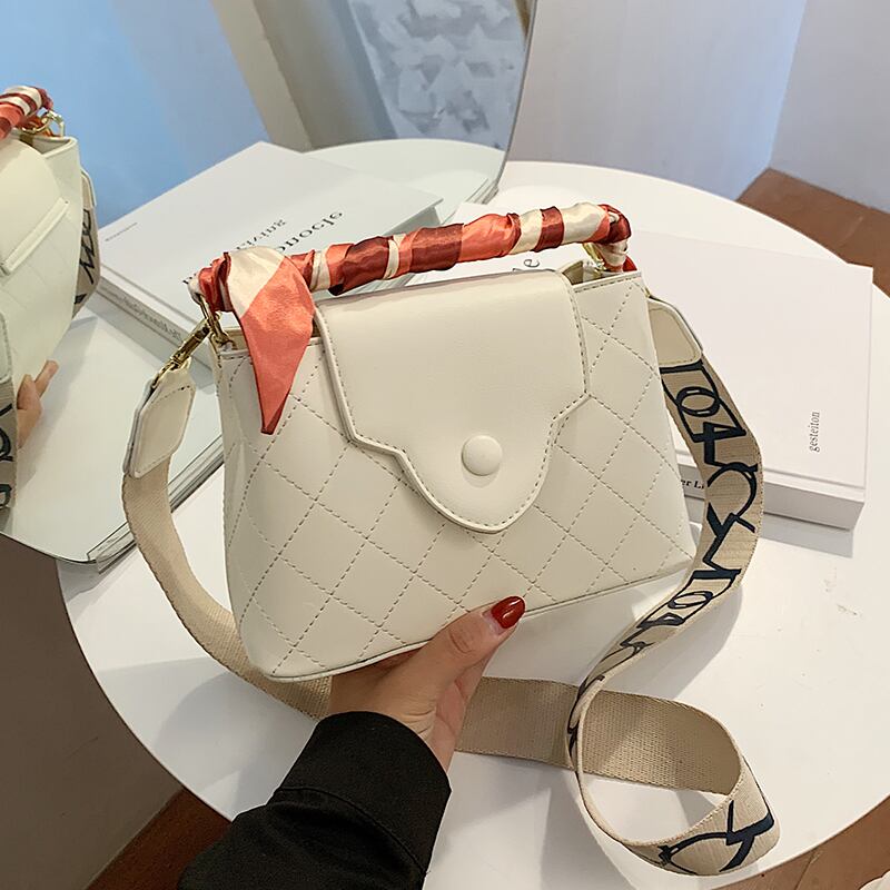 スモールバッグハンドバッグ2020人気の新しいトレンディなファッションチェーンショルダーメッセンジャーバッグネットセレブウエスタンスタイルワイルドバケットバッグ Tiancai_Wing_Bag0071399