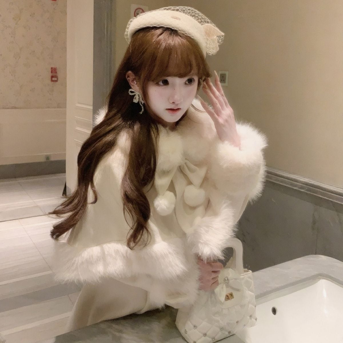 雪の令嬢ファーケープ付きの純白ウィンター2WAYコート | Maiden's Rêve