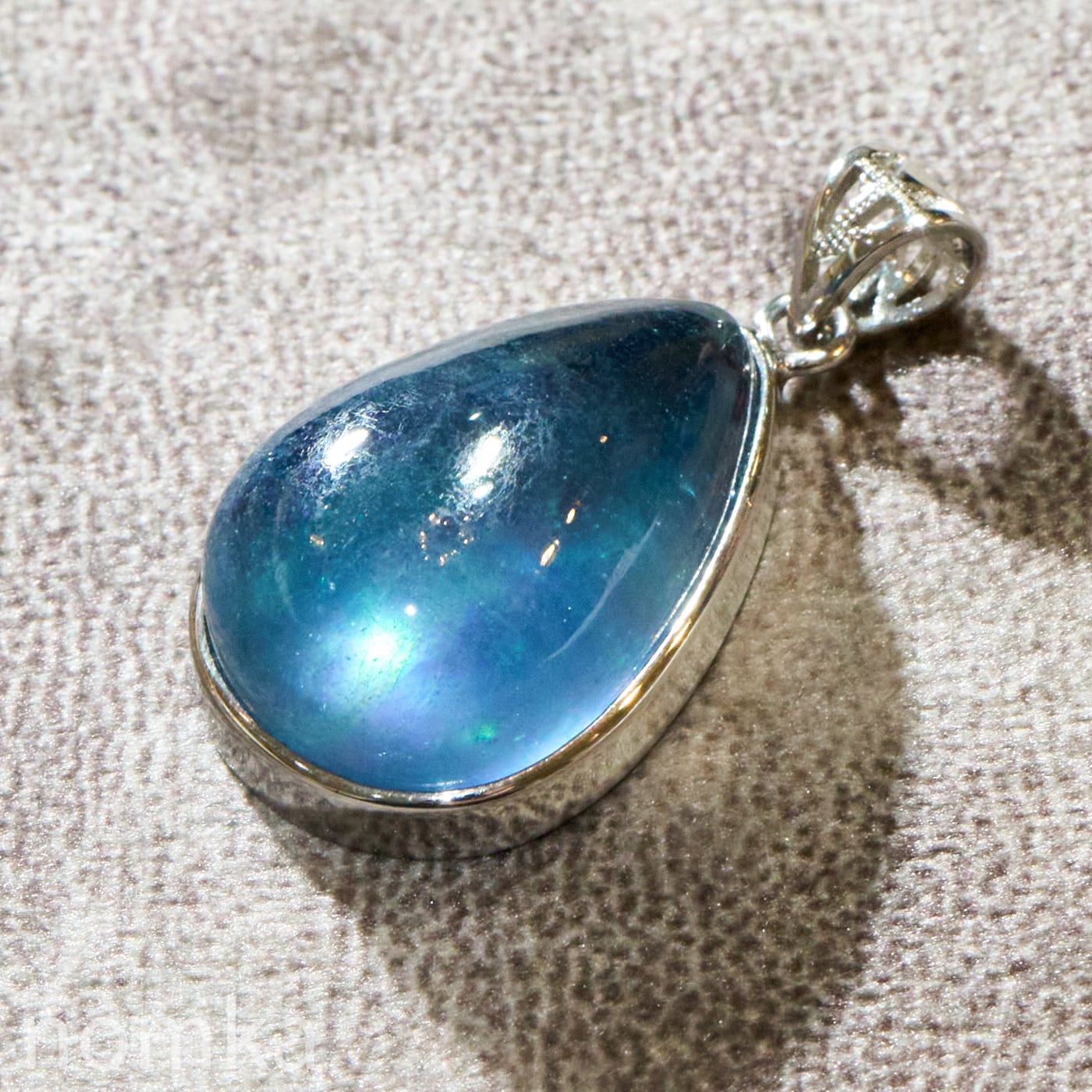 【幻想的な変彩】パキスタン産 カラーチェンジアクアマリン 大粒ペアシェイプ ペンダントトップ(SV925)njew-0036