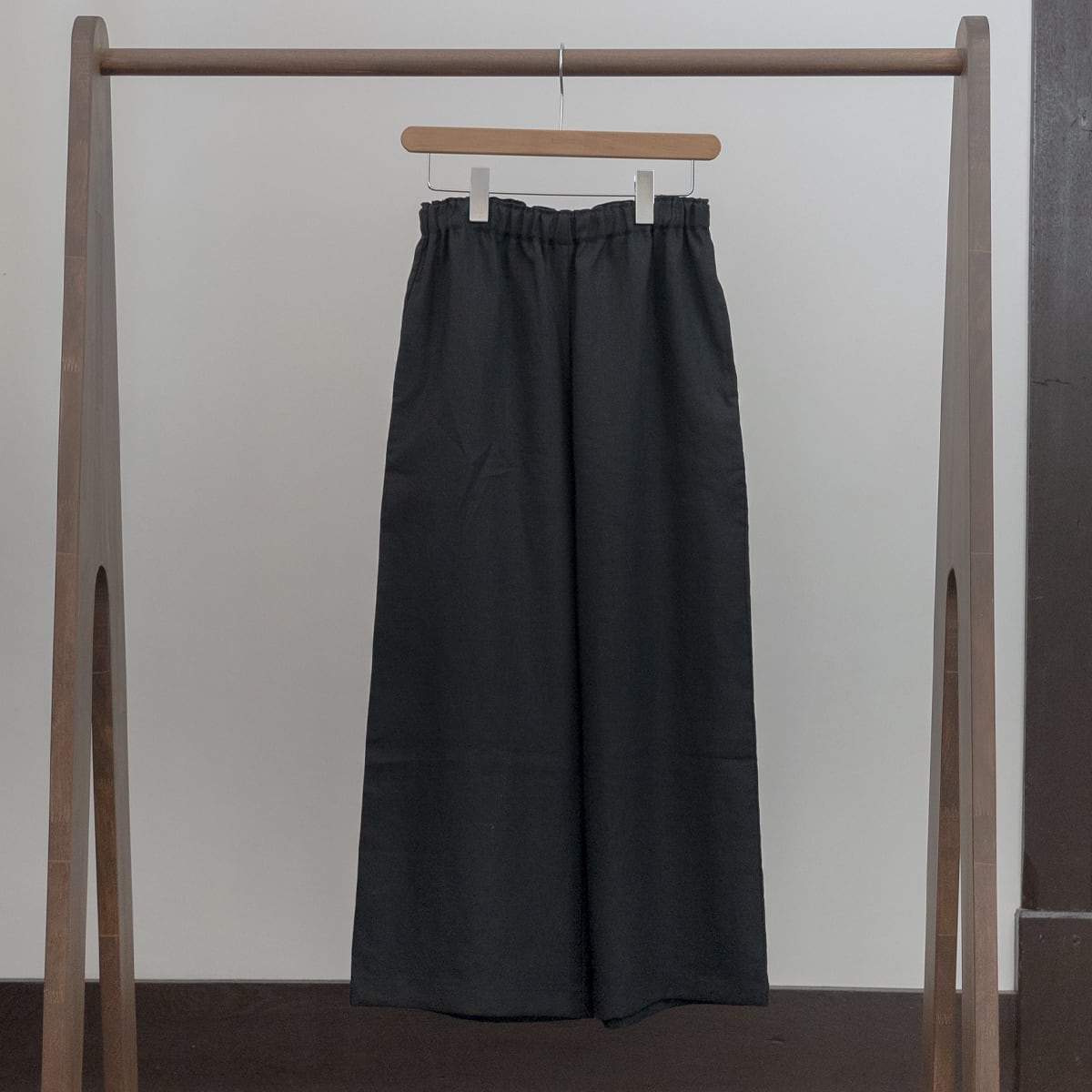 【リネン100%】きれいめセミワイドパンツ【黒色】