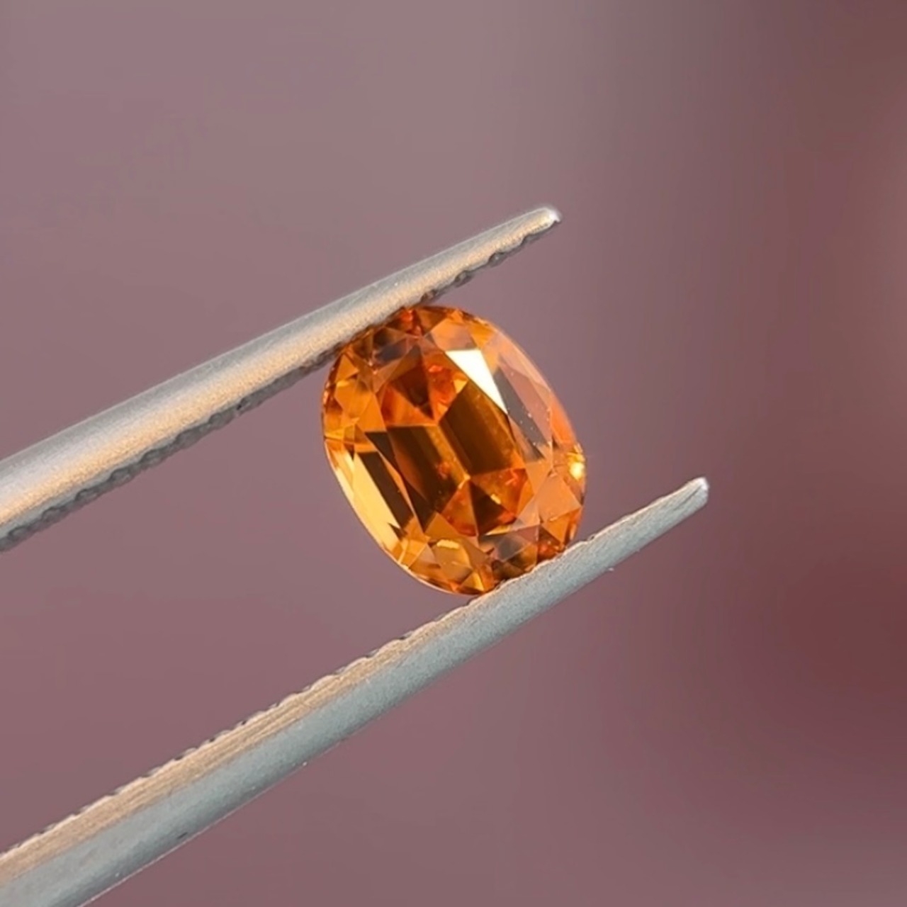 マンダリンガーネット 6.9x5.2mm, 1.25ct, ナイジェリア産