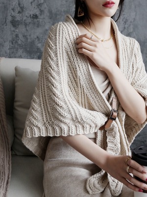 ベルト付きケーブル編みケープ W01183