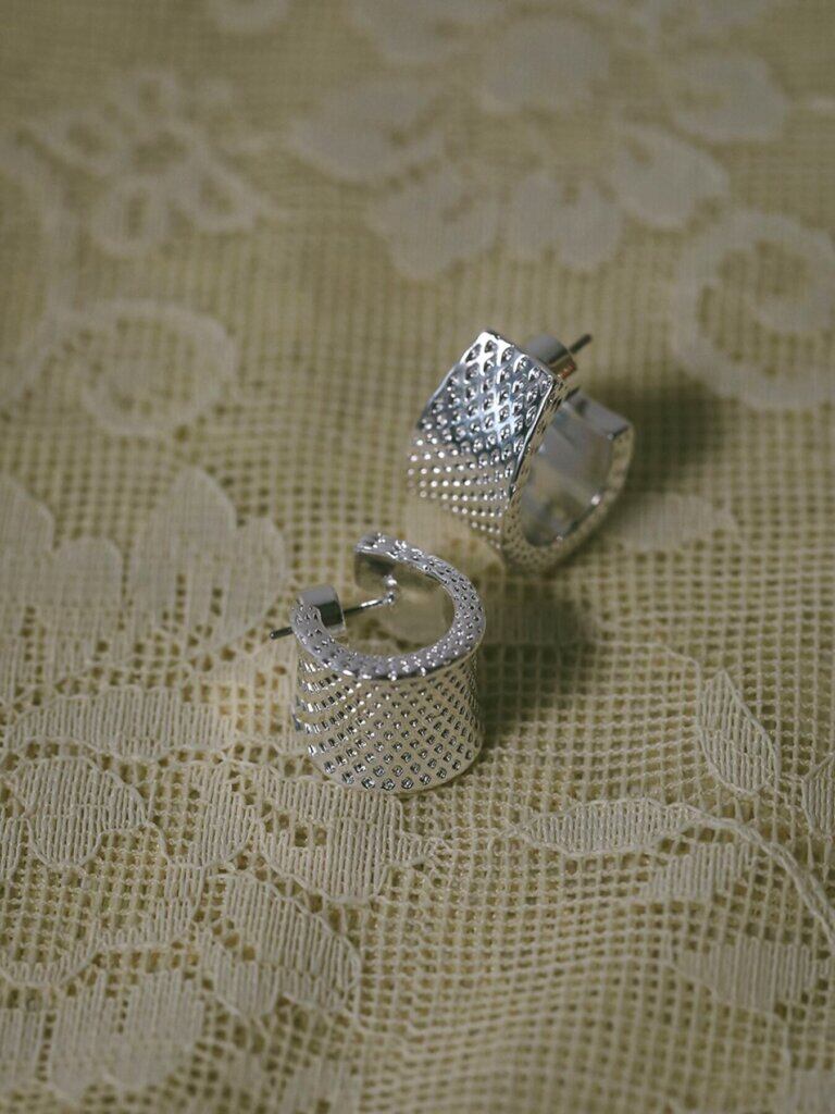 【12/中旬〜下旬入荷次第お届けのご予約】 CHIGNON/シニヨン ドットワイドフープピアス 0066-776SH