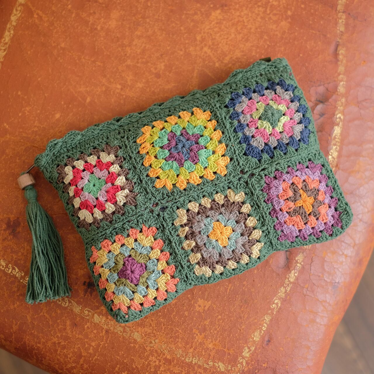 フラワークロシェマルチポーチ(20w-25)モスグリーン