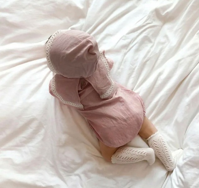 大きな襟のロンパース