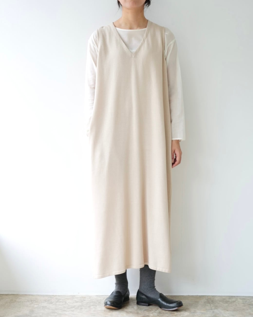 Yoli コットンVネックスリーブレスワンピース | Vie