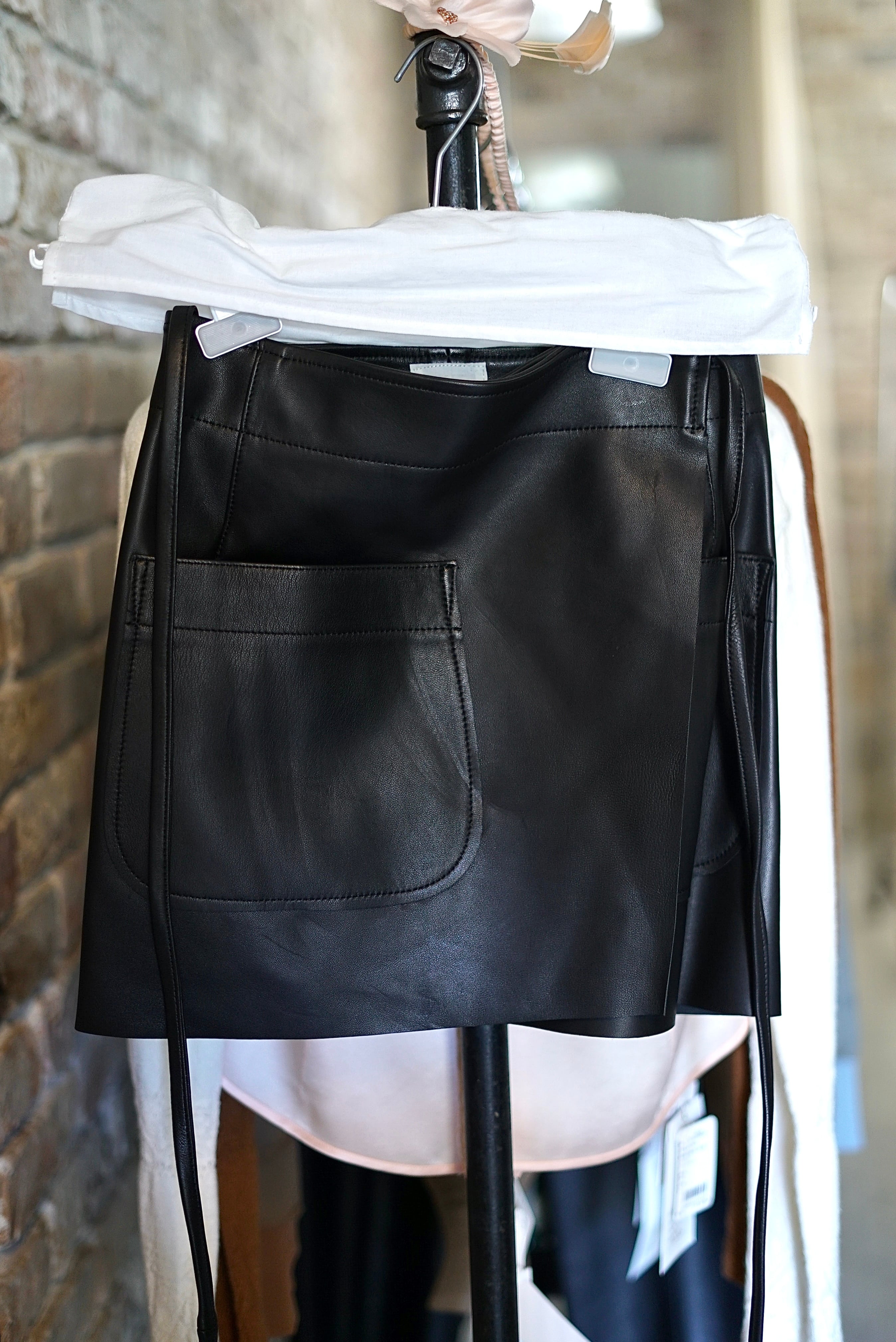 jonnlynx / sheep skin apron (Black/Brown) | JUQUI Online