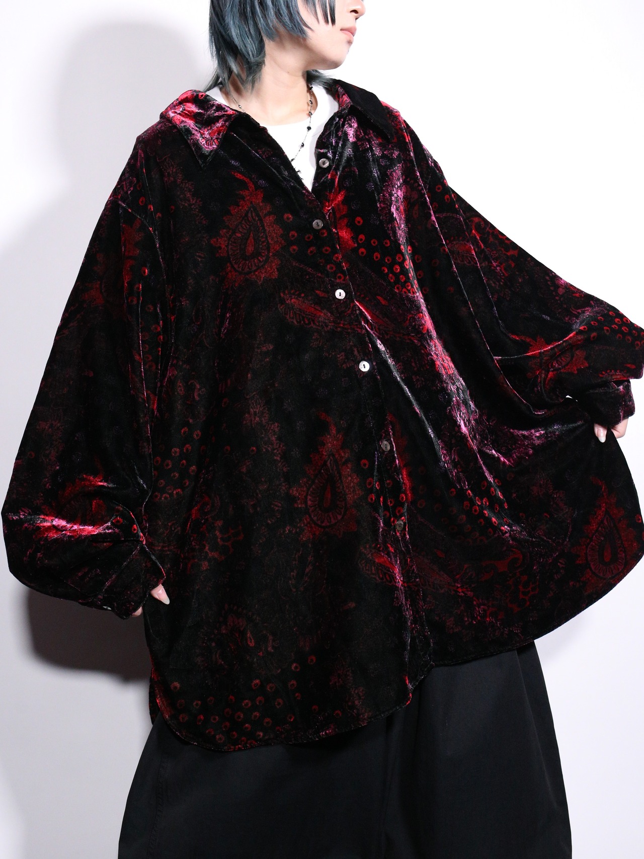 arabesque pattern over silhouette velours shirt - 1