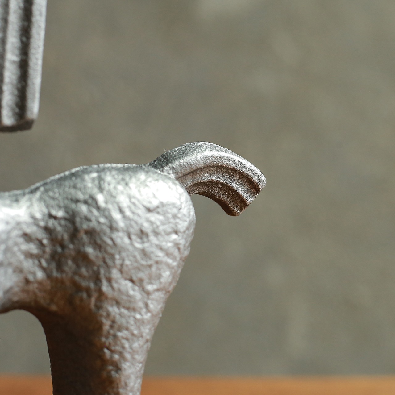 未来を見つめる、シルバーに輝く馬