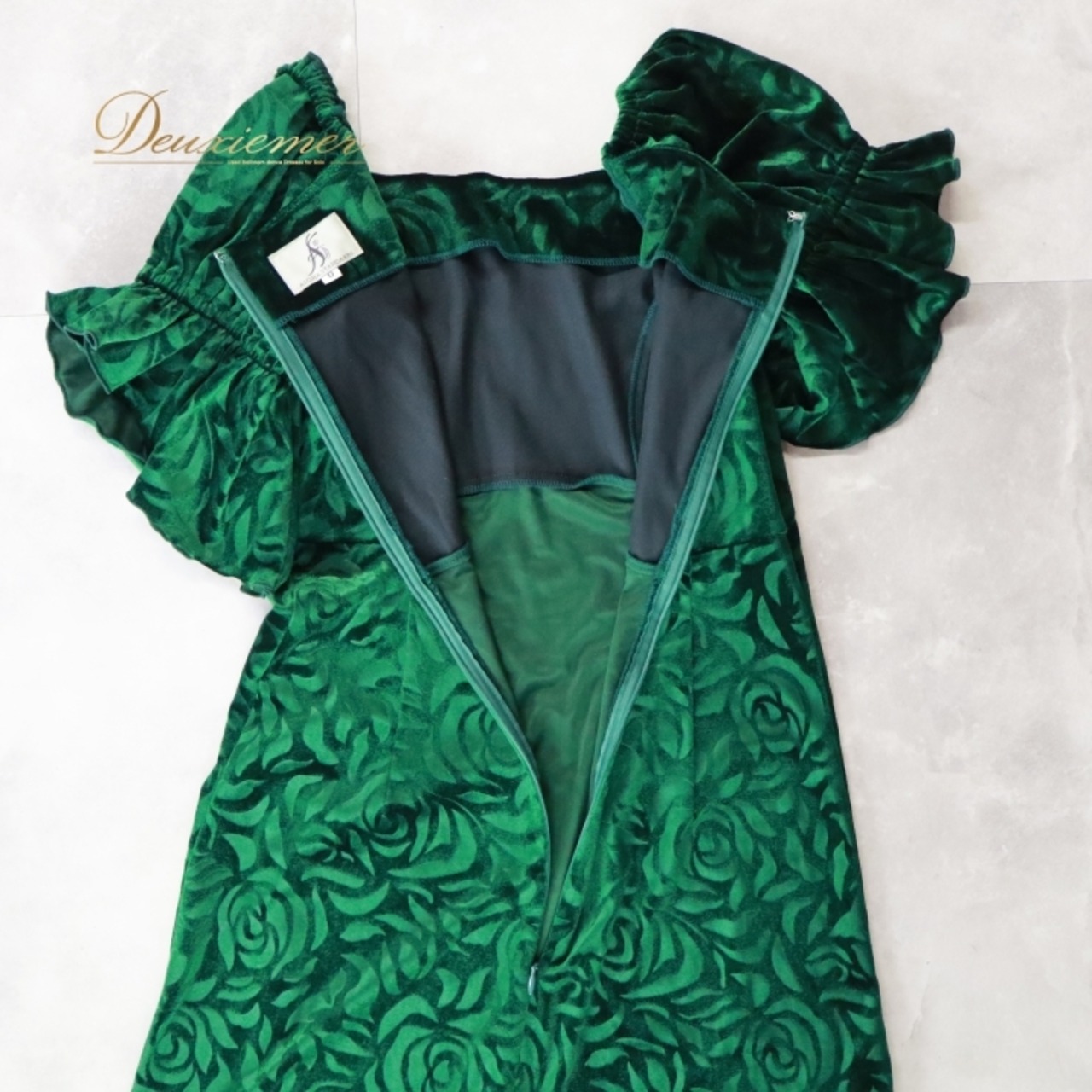 フラダンス 衣装 ワンピース ドレス グリーン系 アロハスタンダード 日本製 ALOHA STANDARDS ベロア バラ 花柄 ロケラニ柄 フリル袖 華やか かわいい おしゃれ シンプル 大人っぽい 光沢感 ハワイアン アロハ フラ ダンス レッスン 練習  アロハドレス フラドレス ベロア生地 高級感 大人スタイル フリルデザイン 練習着 薔薇柄 華やかデザイン フラダンス衣装 ハワイアンドレス