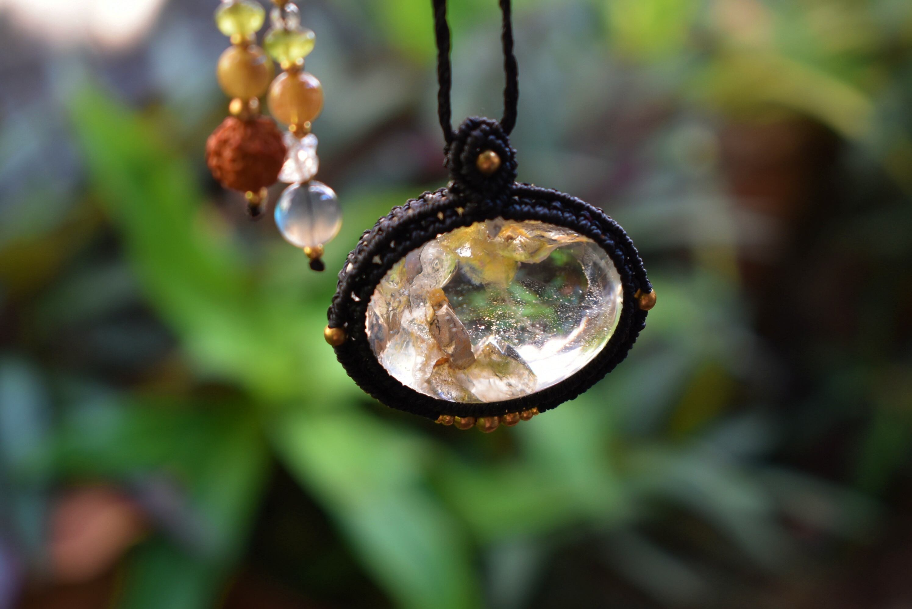 虹と鉱物山脈★クォーツインクォーツ マクラメペンダントgarm027