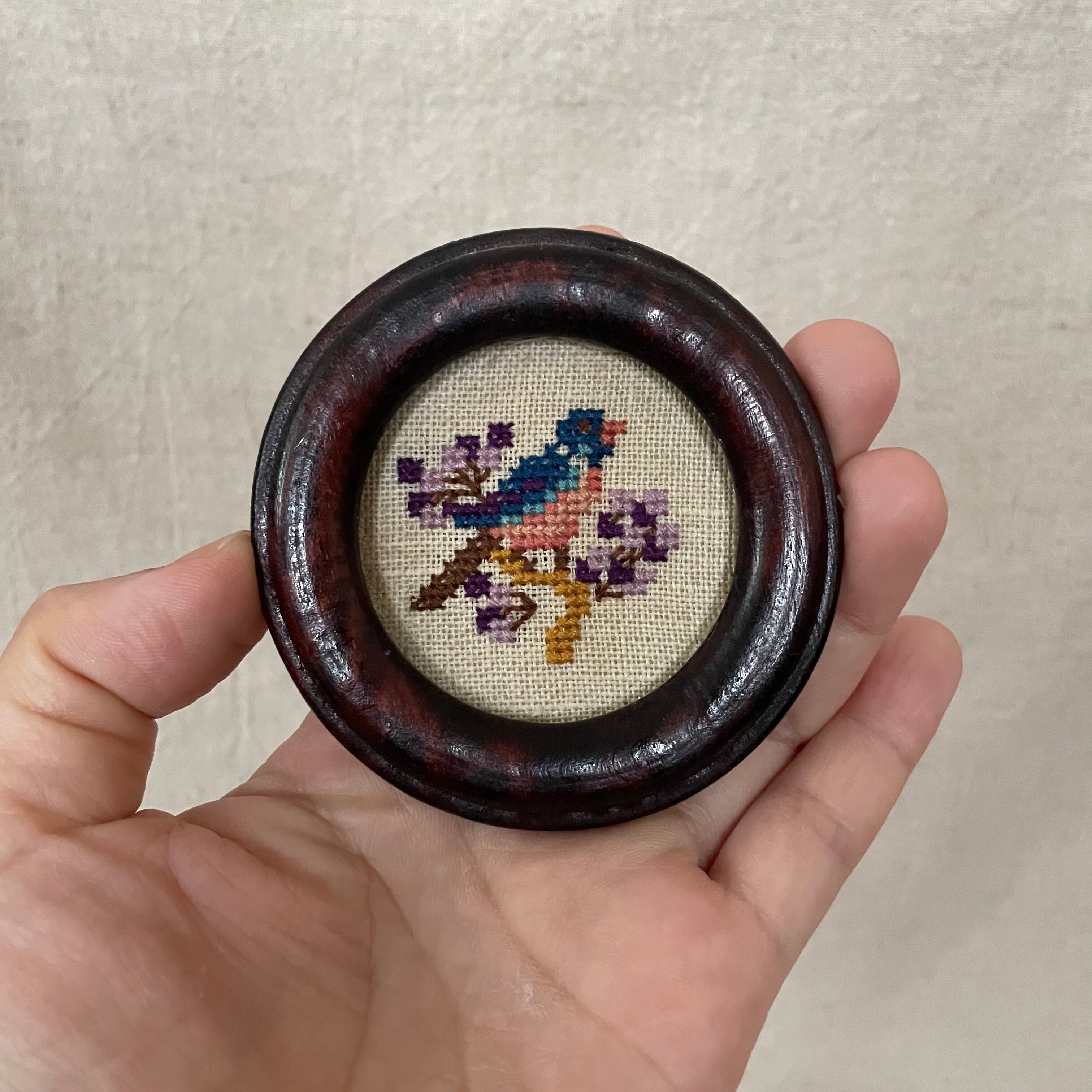 小さな鳥の刺繍