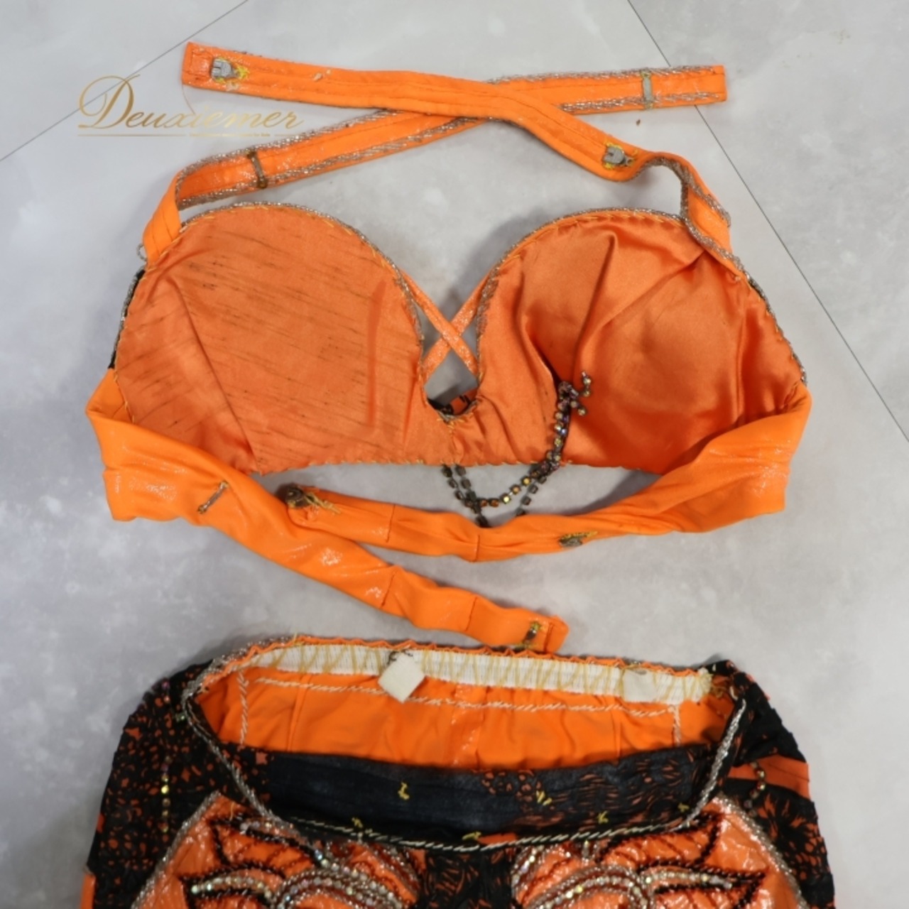 ベリーダンス オリエンタル 衣装 上下セット オレンジ系 ラインストーン ビーズ 赤 黒 伸縮 ストレッチ 華やか トップス スカート 煌びやか キラキラ 装飾 豪華 ダンス衣装 ステージ衣装 ゴージャス レッド系 ブラック系 シルバー系