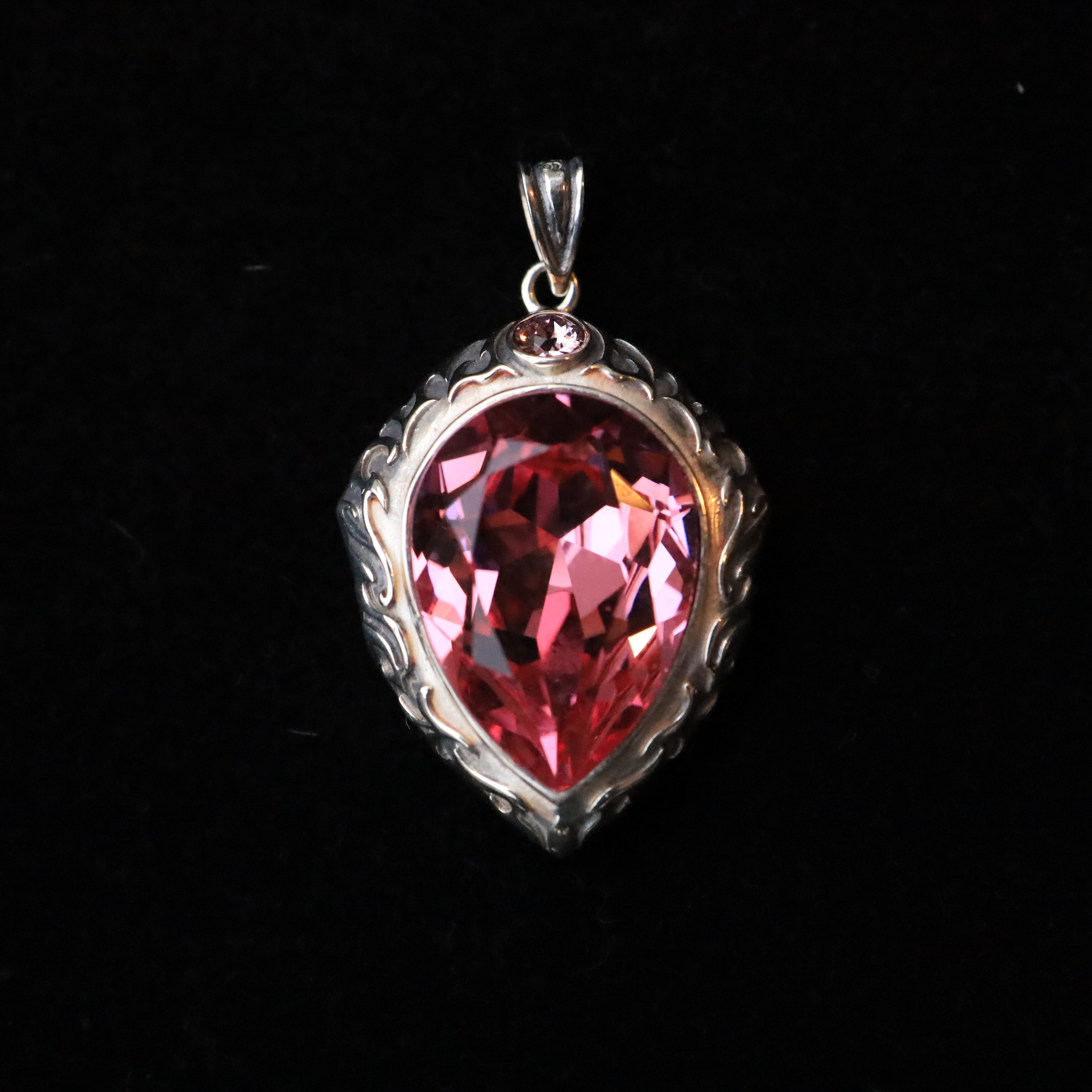 Magic Jewel Shield]（魔法石の盾） クリスタルの色を選べる盾の